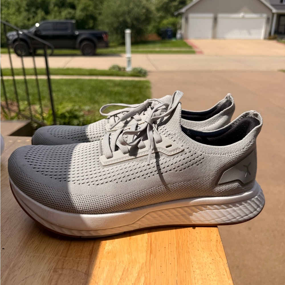 Men’s 10.5 Flux Sneakers